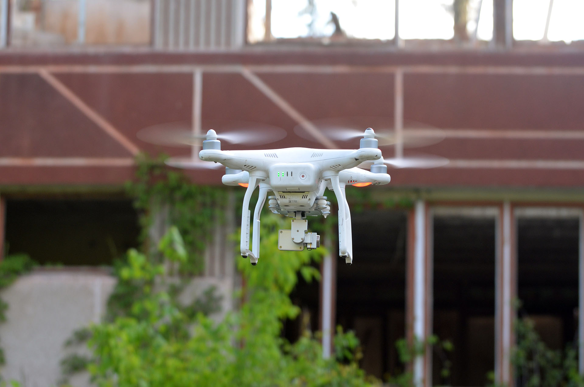 Drohnen-Dienstleistungen - Wir führen Inspektionen von Dachkonstruktionen und anderen Industriebauten mit Drohnen durch