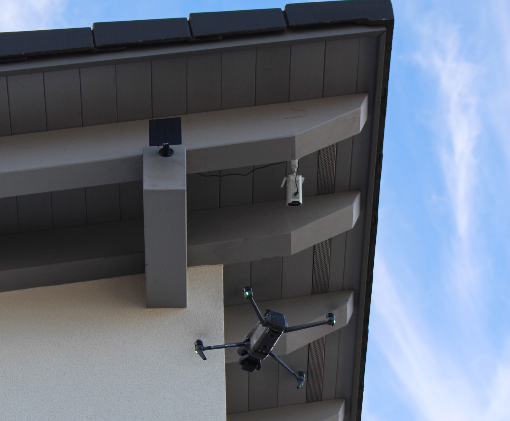 Drohnen-Dienstleistungen - Wir führen Inspektionen von Dachkonstruktionen und anderen Industriebauten mit Drohnen durch