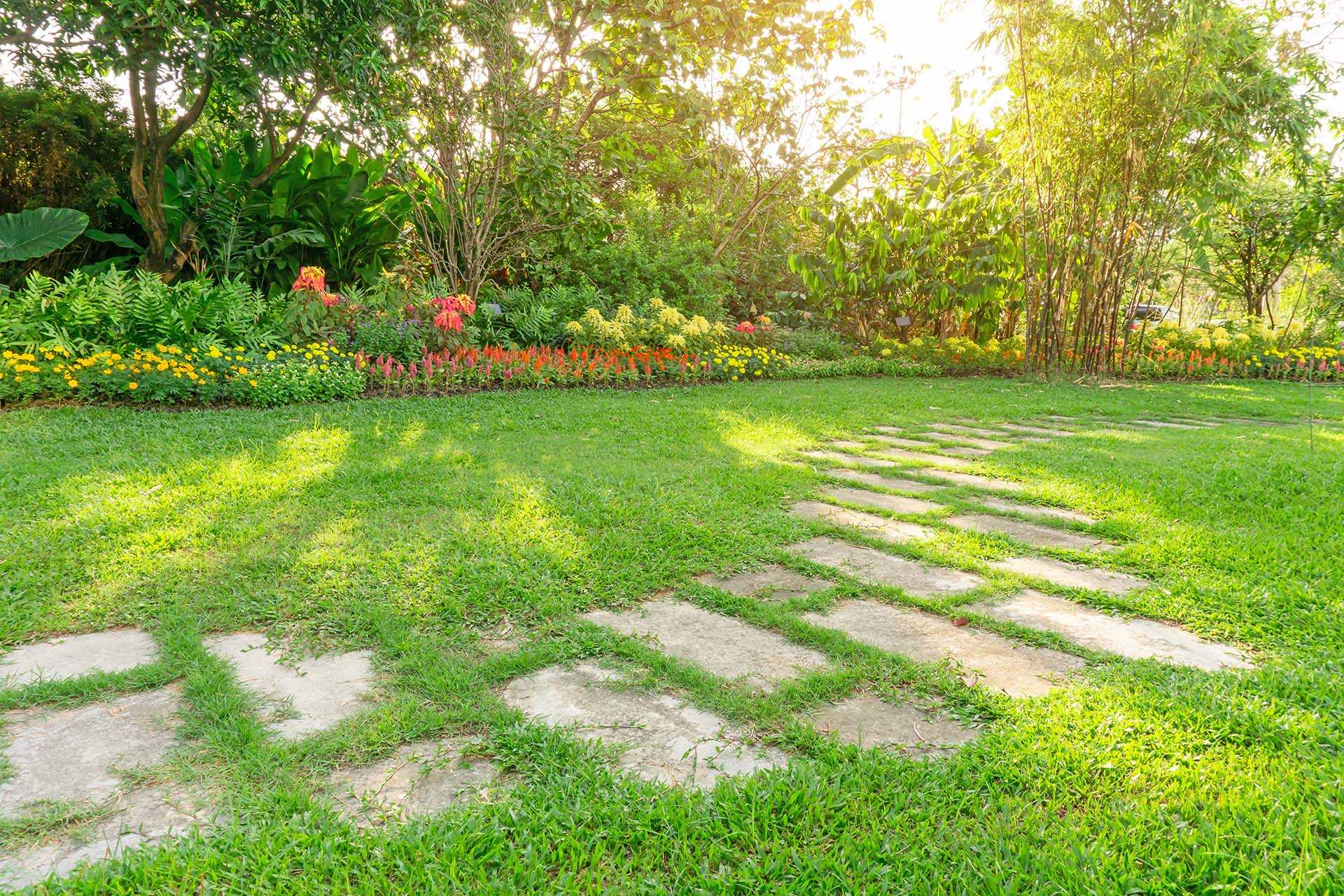 Gartenpflege - Wer Wert auf einen schönen Rasen legt, muss ihn auch regelmäßig und professionell pflegen